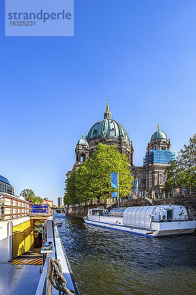 Deutschland  Berlin  Berliner Dom  Schiffe auf der Spree