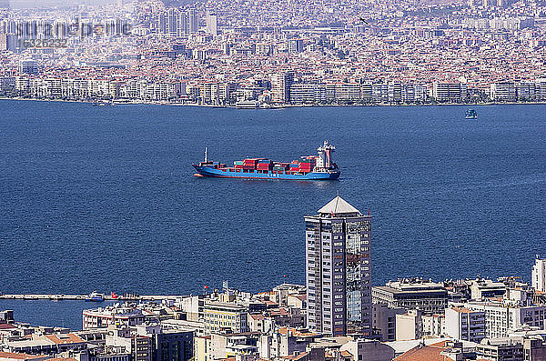 Türkei  Izmir  Ägäisregion  Golf von ?zmir  Containerschiff