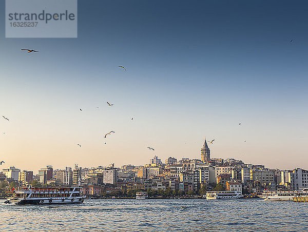 Türkei  Istanbul  Blick auf den Galata-Turm über dem Goldenen Horn