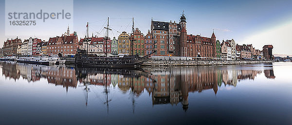 Polen  Danzig  beleuchteter Panoramablick auf die Stadt mit Museumsschiff auf dem Fluss Motlawa