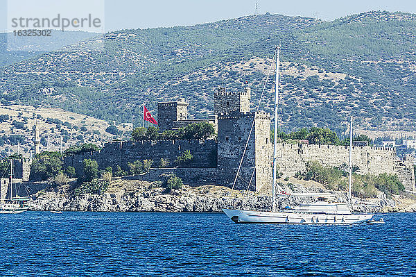 Türkei  Bodrum  Ägäis  Burg Bodrum und Segelboot