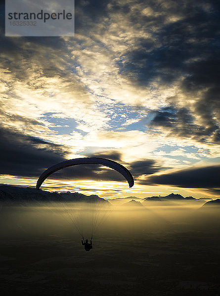 Paraglider bei Sonnenuntergang