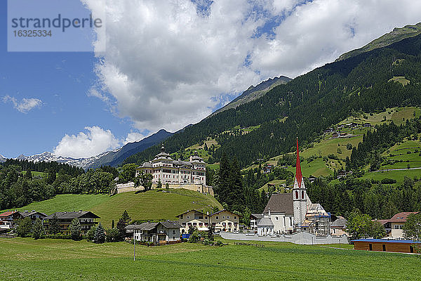 Italien  Südtirol  Mareit im Ridnauntal  Schloss Wolfsthurn und Kirche St. Pankratius
