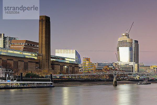 UK  London  Tate Gallery of Modern Art und Millennium Bridge