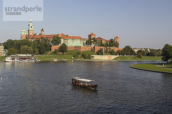 Polen  Krakau  Blick auf die Wawel-Kathedrale und das Schloss mit der Weichsel im Vordergrund