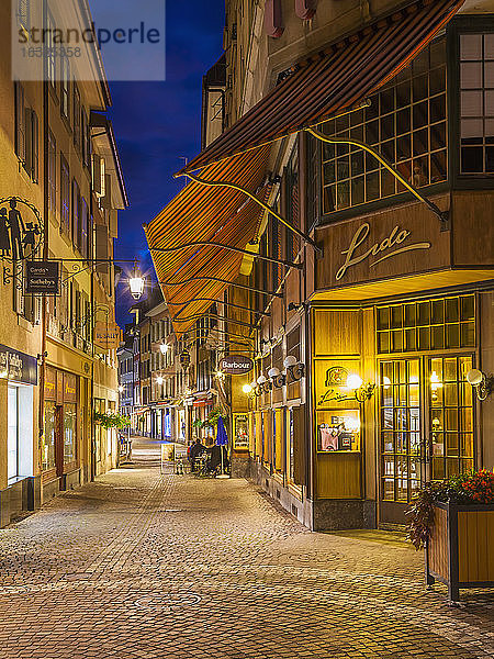 Schweiz  Vevey  Rue du Lac  Restaurants und Geschäfte bei Nacht