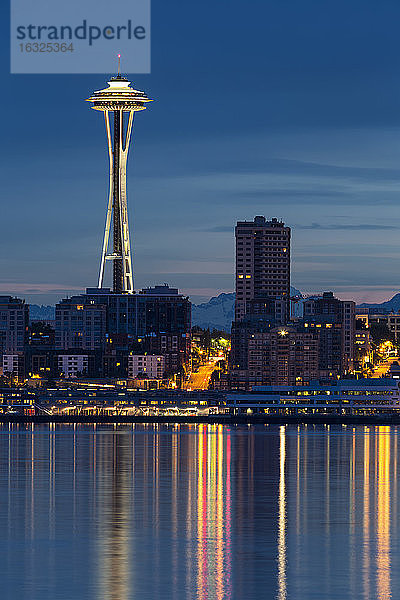 USA  Staat Washington  Puget Sound und Skyline von Seattle mit Space Needle zur blauen Stunde