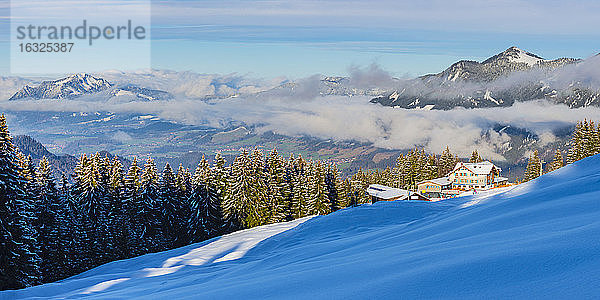 Deutschland  Bayern  Panoramablick auf die Bergstation des Söllerecks mit Illertal und Grünten im Winter
