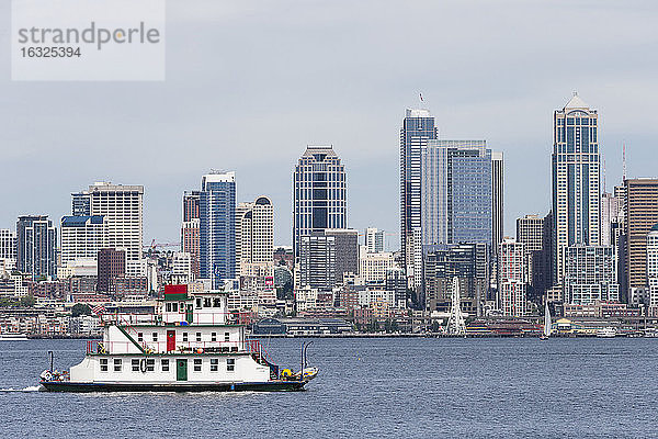 USA  Staat Washington  Puget Sound und Skyline von Seattle mit Hausboot Annabelle Tacoma