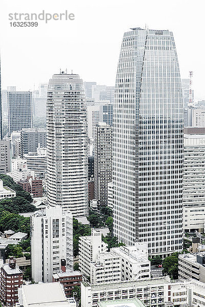 Japan  Tokio  Blick auf Wolkenkratzer