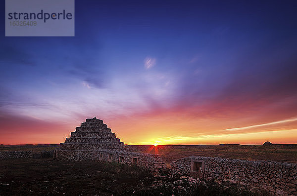 Spanien  Menorca  Stufenpyramiden bei Sonnenuntergang