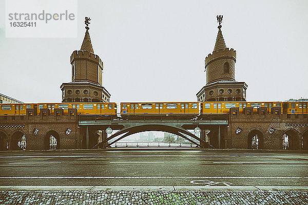Deutschland  Berlin  Blick auf die Oberbaumbrücke mit U-Bahn
