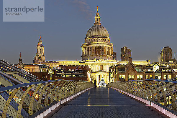 UK  London  St Paul's Cathedral und Millennium Bridge in der Abenddämmerung