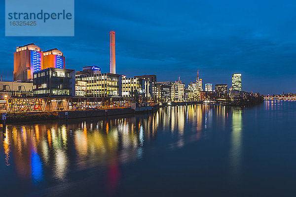 Deutschland  Frankfurt  Blick auf beleuchtetes Heizkraftwerk und Skyline