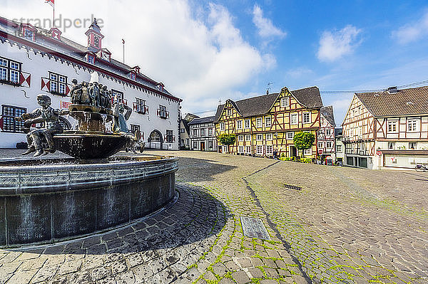 Deutschland  Rheinland-Pfalz  Linz am Rhein  Altstadt  Marktplatz mit Springbrunnen und Fachwerkhäusern