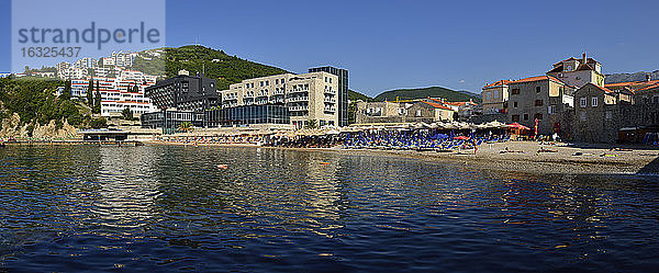 Montenegro  Blick über den Strand von Budva