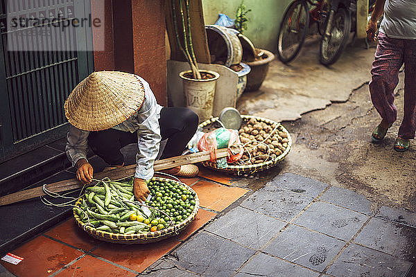 Vietnam  Straßenverkäuferin mit Gemüse