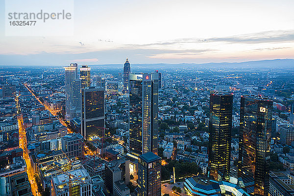 Deutschland  Frankfurt  Stadtansicht von oben bei Sonnenuntergang