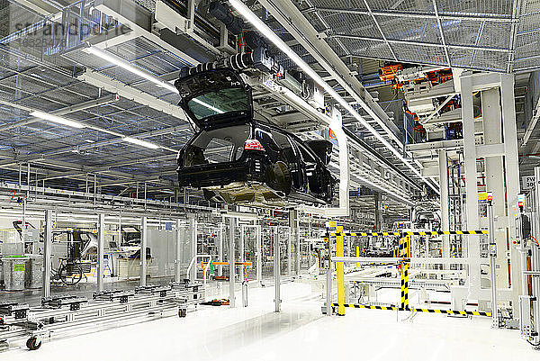 Produktion von VW-Fahrzeugen in einer Fabrik