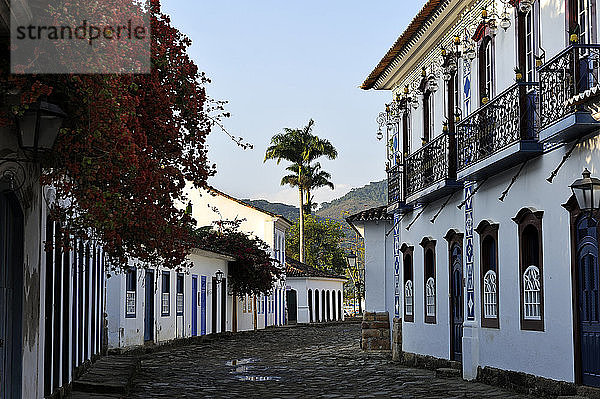 Brasilien  Bundesstaat Rio de Janeiro  Paraty  Gasse in der historischen Altstadt