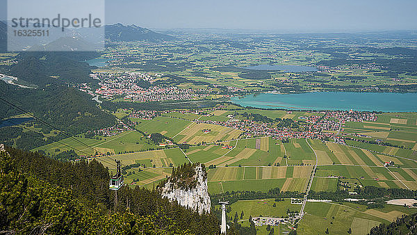 Deutschland  Bayern  Schwaben  Ostallgäu  Ammergauer Alpen  Tegelberg-Seilbahn und Blick nach Füssen