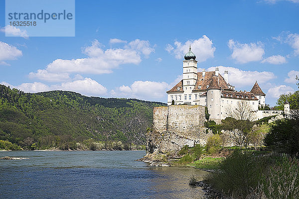 Österreich  Niederösterreich  Wachau  Blick auf Schloss Schönbühl und Donau