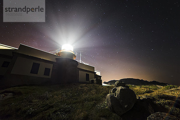 Spanien  Galicien  Ferrol  Kap Prior  Leuchtturm bei Nacht