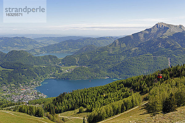 Österreich  Salzburger Land  Sankt Gilgen  Blick auf die Stadt und die Seen Wolfgangsee und Mondsee
