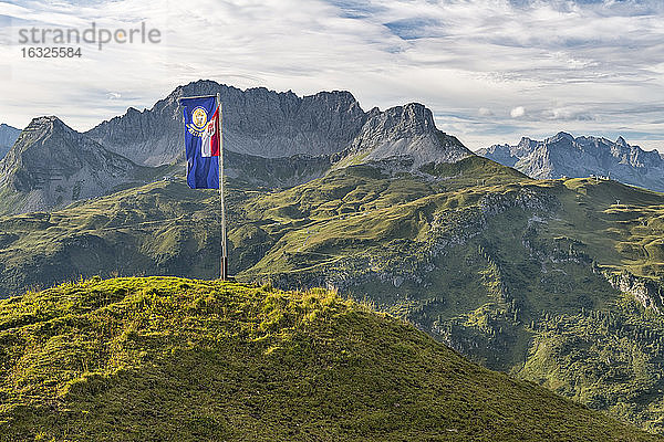 Österreich  Vorarlberg  Lechtal  alpine Landschaft mit Fahne an der Widdersteinhütte
