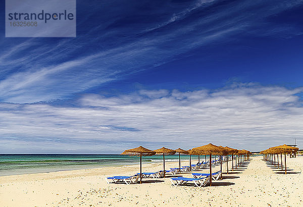 Spanien  Menorca  Son Bou  Strand mit Sonnenschirmen