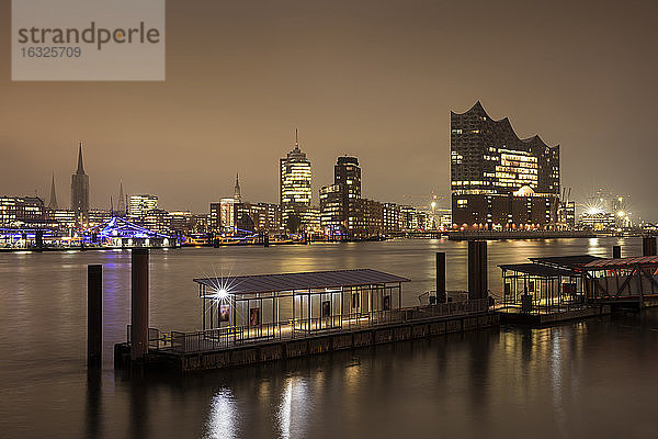 Deutschland  Hamburg  Blick auf Skyline mit Hafencity und Elbphilharmonie bei Nacht