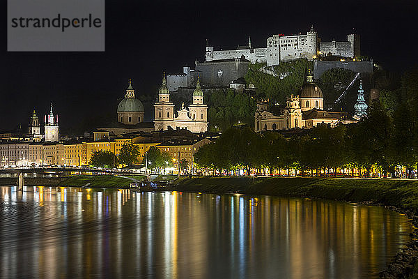Österreich  Salzburg  Burg Hohensalzburg bei Nacht
