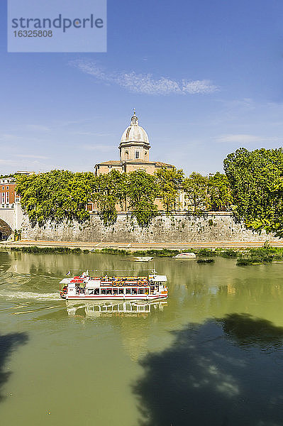 Italien  Rom  Blick auf das Ausflugsboot auf dem Tiber