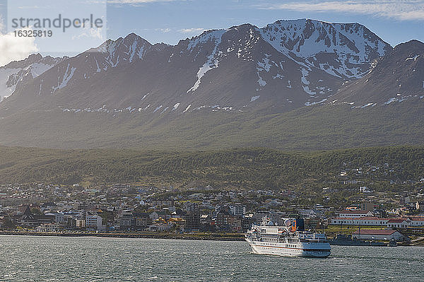 Kreuzfahrtschiff in Ushuaia  Tierra del Fuego  Argentinien  Südamerika