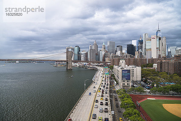 USA  New York City  FDR Drive mit Brooklyn Bridge im Hintergrund