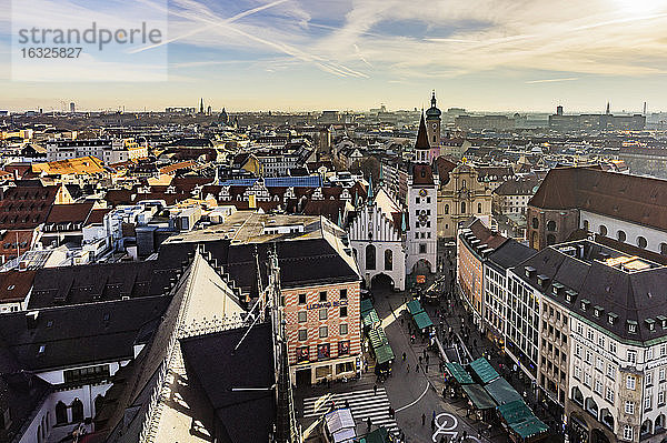 Deutschland  München  Blick auf Viktualienmarkt  altes Rathaus und Heiliggeistkirche von oben