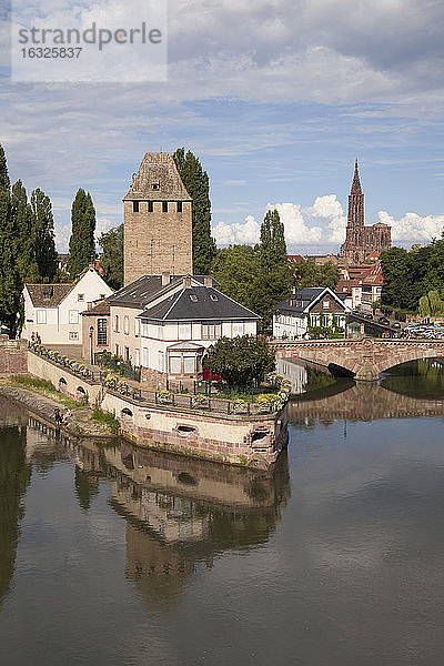 Frankreich  Straßburg  Überdachte Steinbrücken und Türme in Peteite Frankreich am Fluss Ill