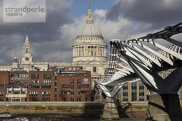UK  London  City of London  Millenium Bridge und St. Paul's Cathedral