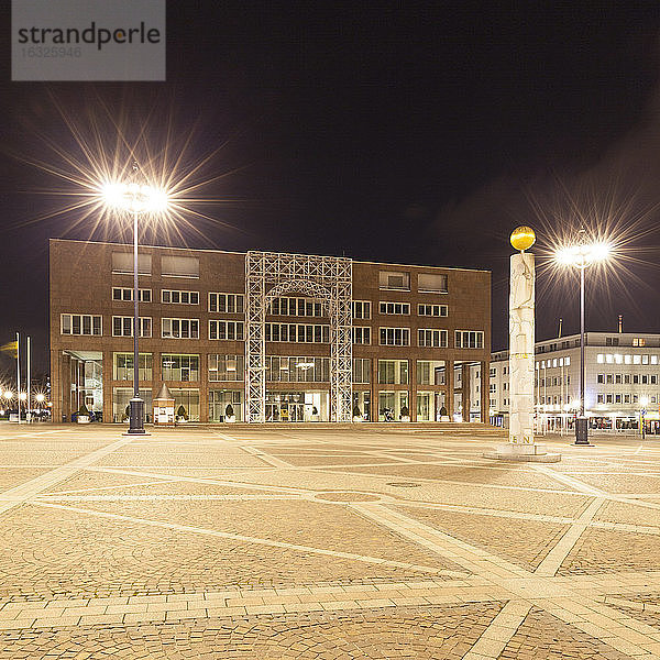 Deutschland  Dortmund  Rathaus  Platz Friedensplatz bei Nacht