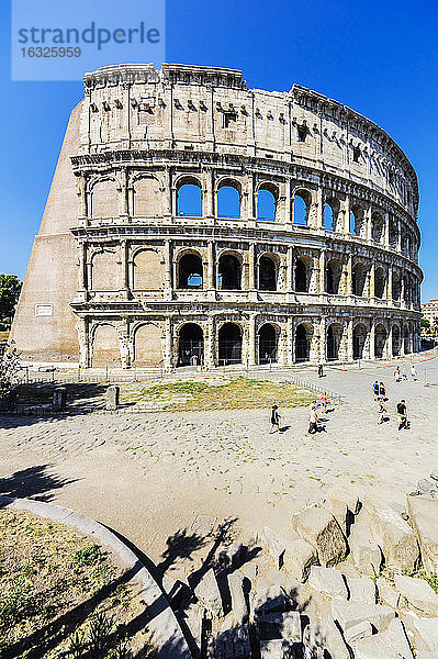 Italien  Rom  Kolosseum und Touristen