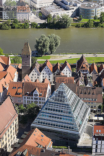 Deutschland  Baden-Württemberg  Ulm  Glaspyramide mit Zentralbibliothek  Donaustrom und Metzgerturm