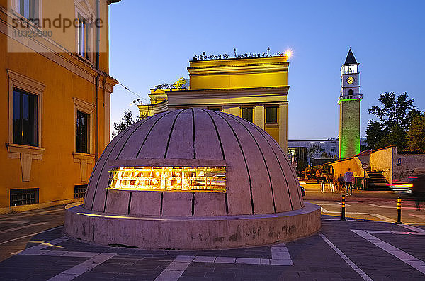 Albanien  Tirana  Eingang zum Museum Bunk'Art 2  Uhrenturm zur blauen Stunde