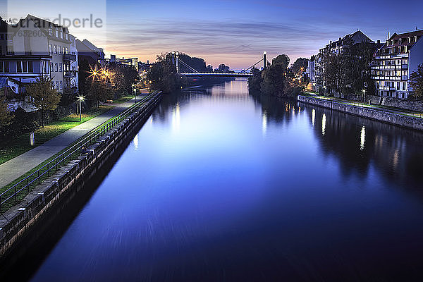 Deutschland  Bayern  Franken  Bamberg  Fluss Regnitz bei Nacht