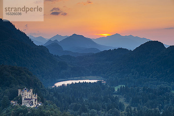 Deutschland  Bayern  Allgäu  Schloss Hohenschwangau und Alpsee bei Sonnenuntergang