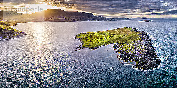 Vereinigtes Königreich  Schottland  Nordwestliche Highlands  Isle of Skye  Staffin Bay bei Sonnenuntergang