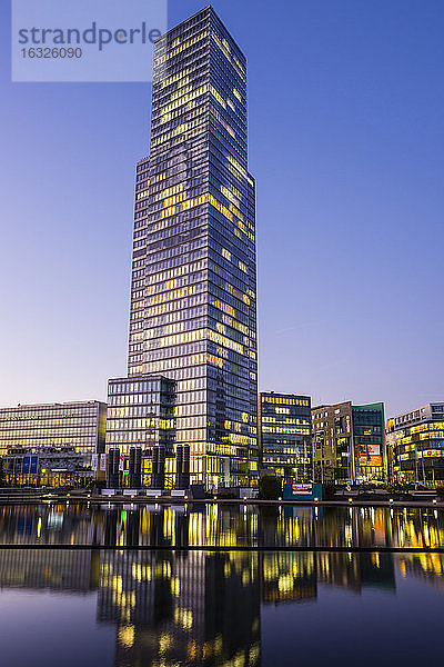 Deutschland  Köln  Medienpark  Kölner Turm am Abend