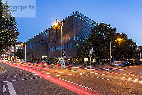 Deutschland  Mannheim  Blick auf die neu gebaute Kunsthalle zur blauen Stunde