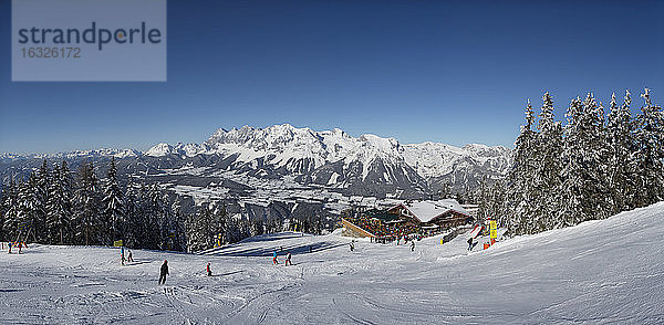 Österreich  Steiermark  Bezirk Liezen  Schladming  Skigebiet Planai  Schafalm  Blick zum Dachsteinmassiv