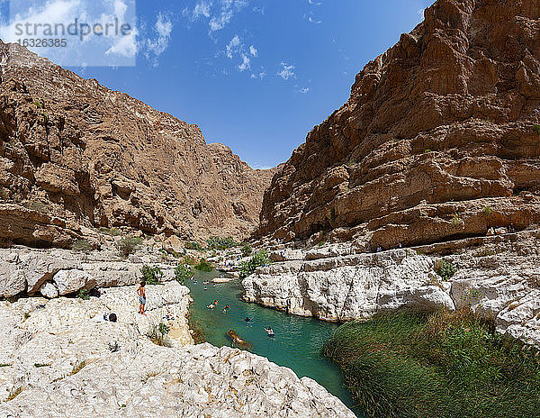 Menschen beim Schwimmen im Wadi Shab  Oman
