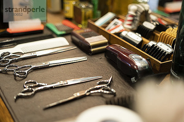 Auf einem Tisch angeordnete Friseurwerkzeuge
